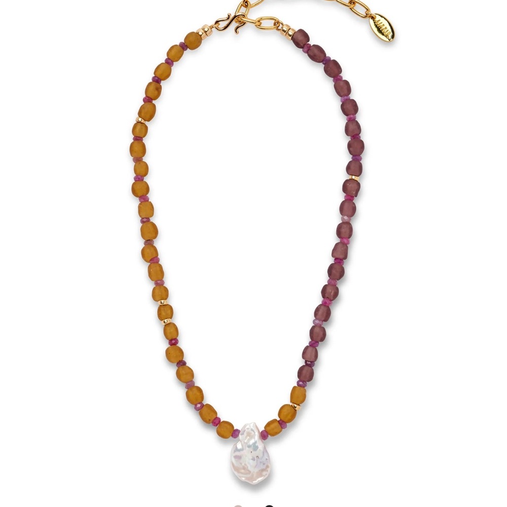 Pearl pyramid necklace in Berry